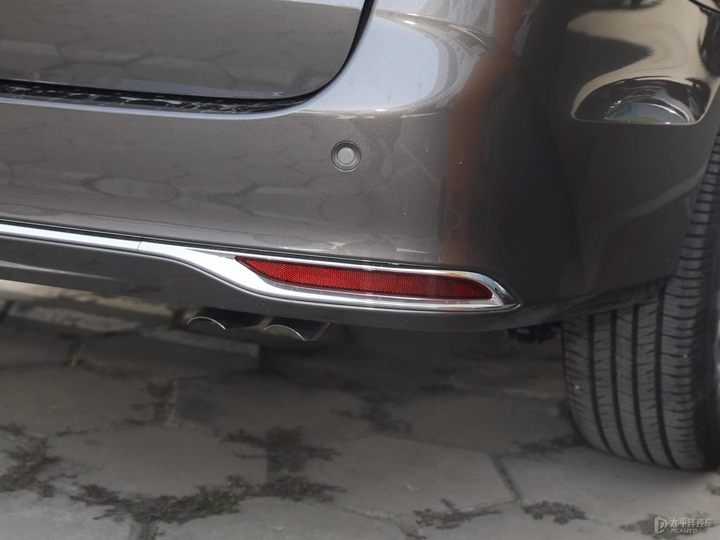 琥珀金別克GL8車尾外觀圖片