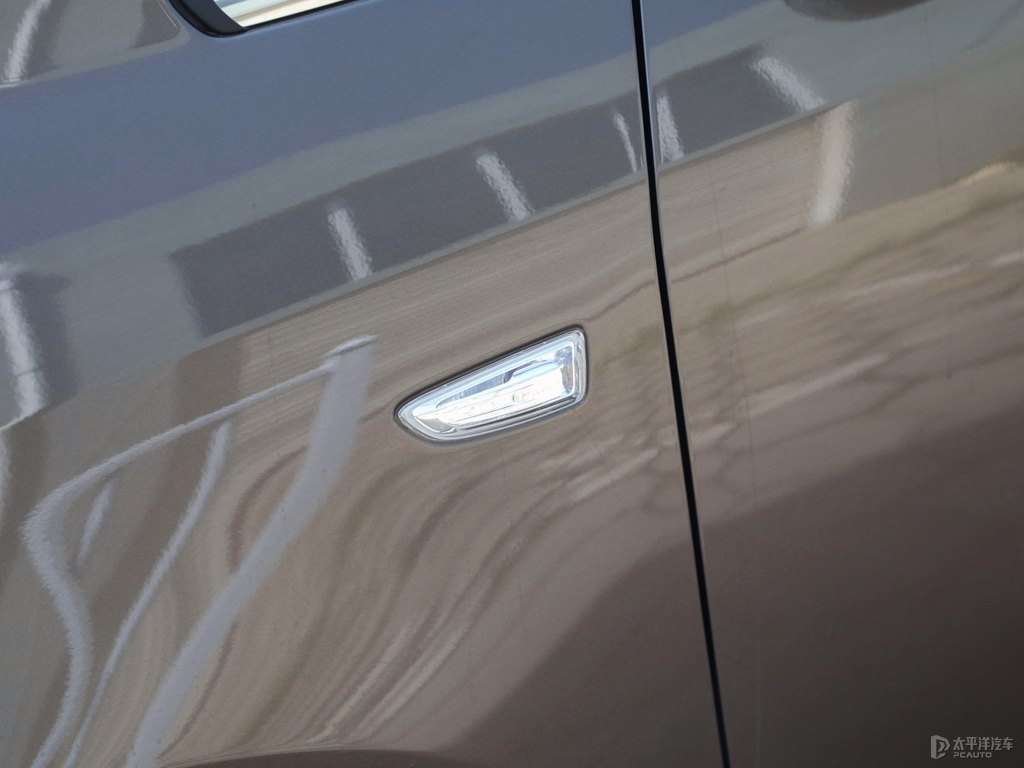 琥珀金別克GL8車身外觀圖片