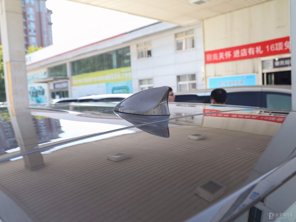 琥珀金別克GL8車身外觀圖片