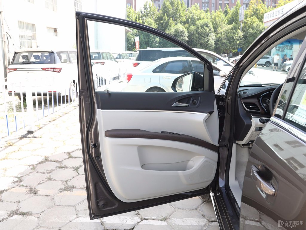 琥珀金別克GL8車廂內(nèi)飾圖片