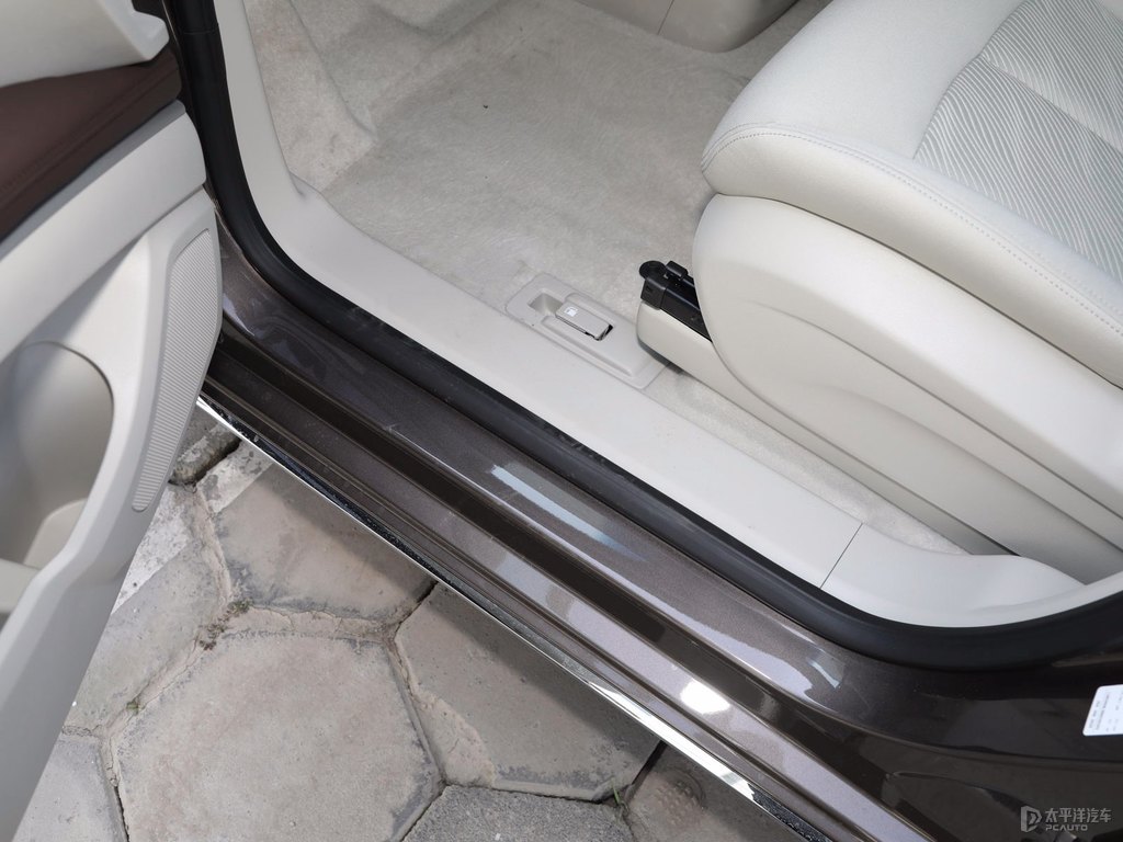 琥珀金別克GL8車廂內(nèi)飾圖片