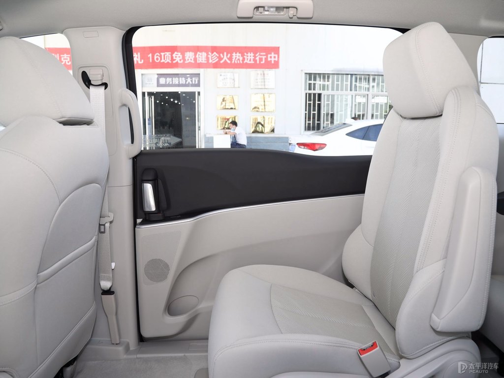 琥珀金別克GL8車廂內(nèi)飾圖片