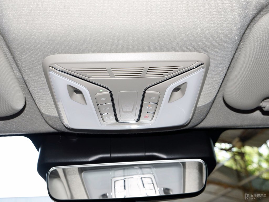 猛男棕炮車廂內(nèi)飾圖片