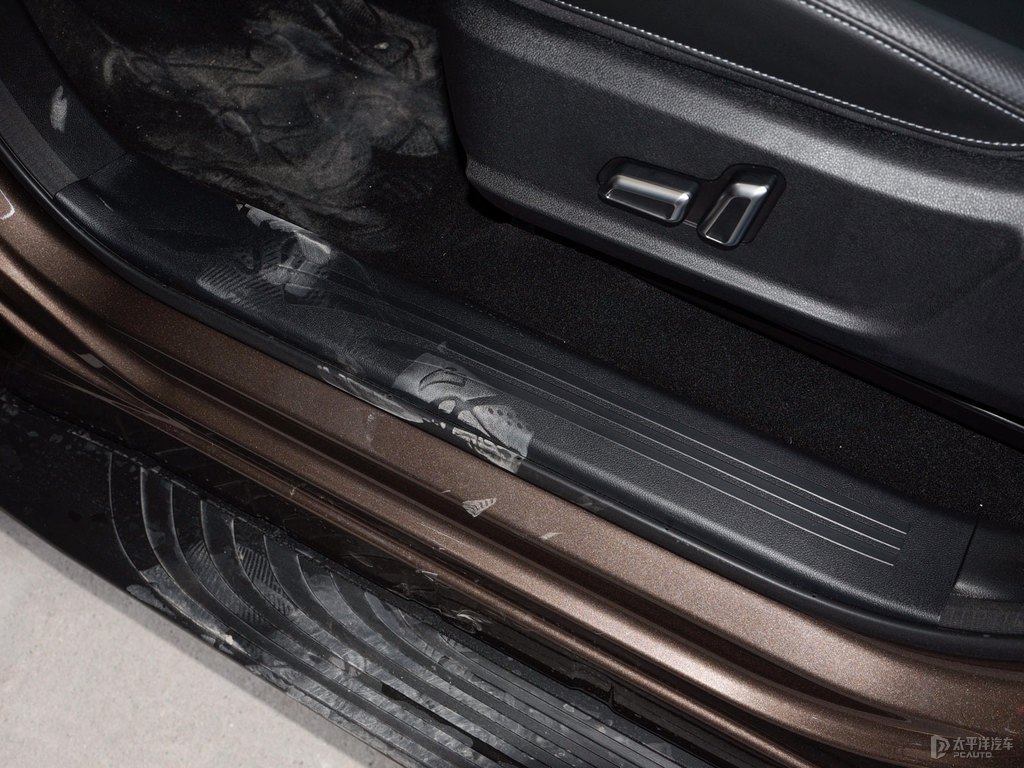 猛男棕炮車廂內飾圖片