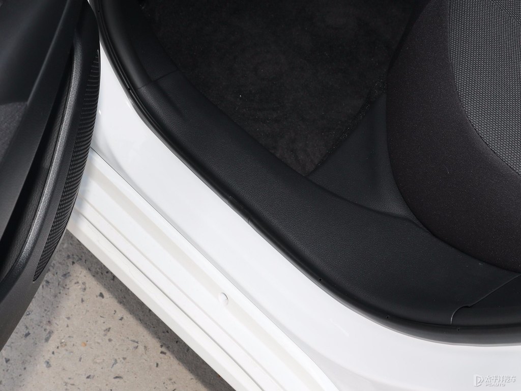 超級(jí)白色卡羅拉車廂內(nèi)飾圖片