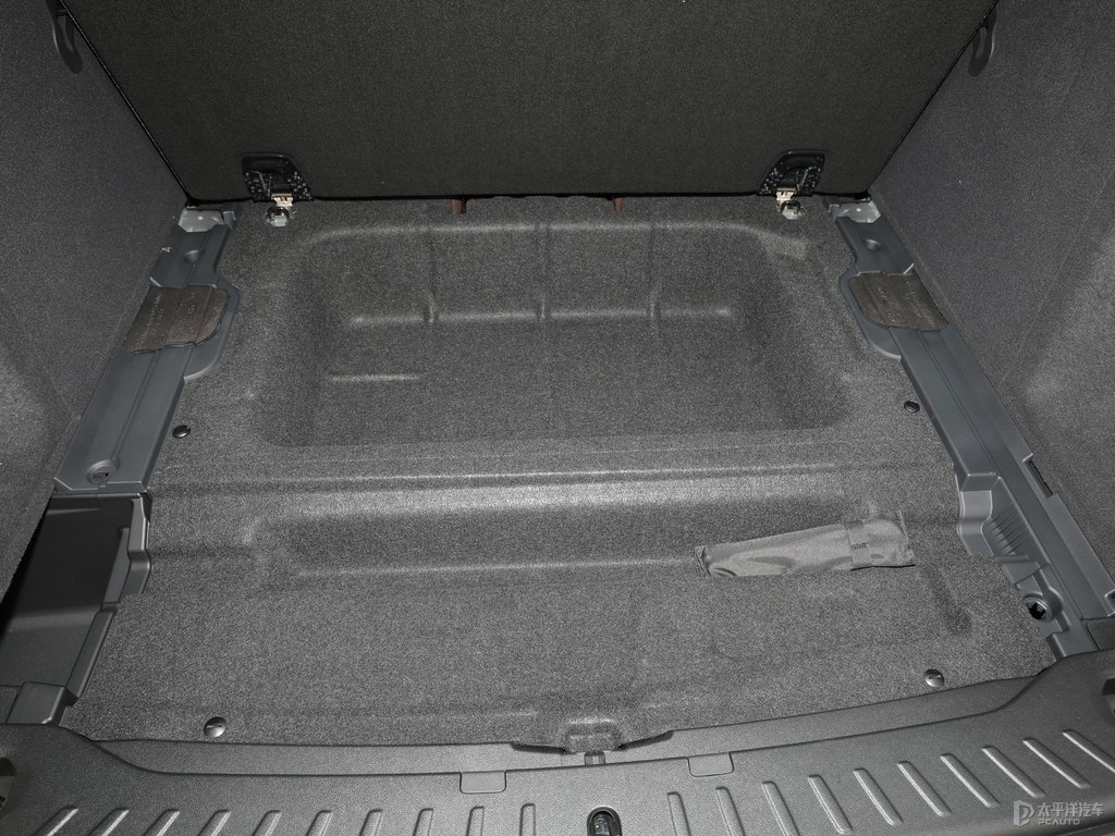 碳黑寶馬X3后備廂空間圖片