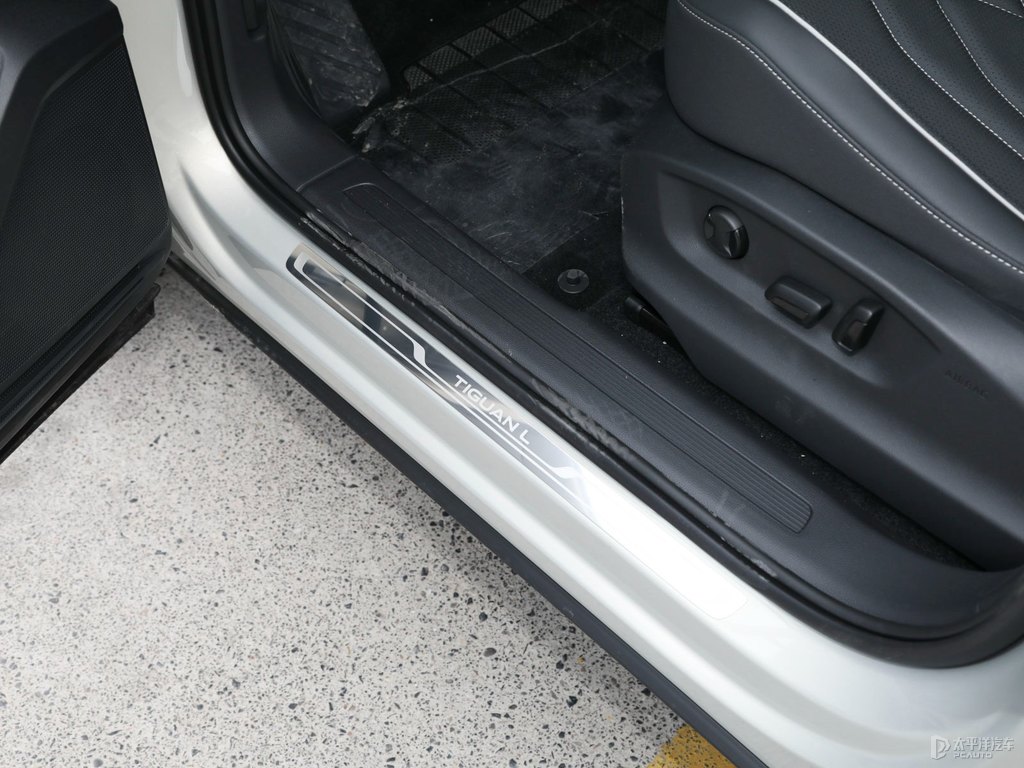 冰島銀途觀L車廂內(nèi)飾圖片