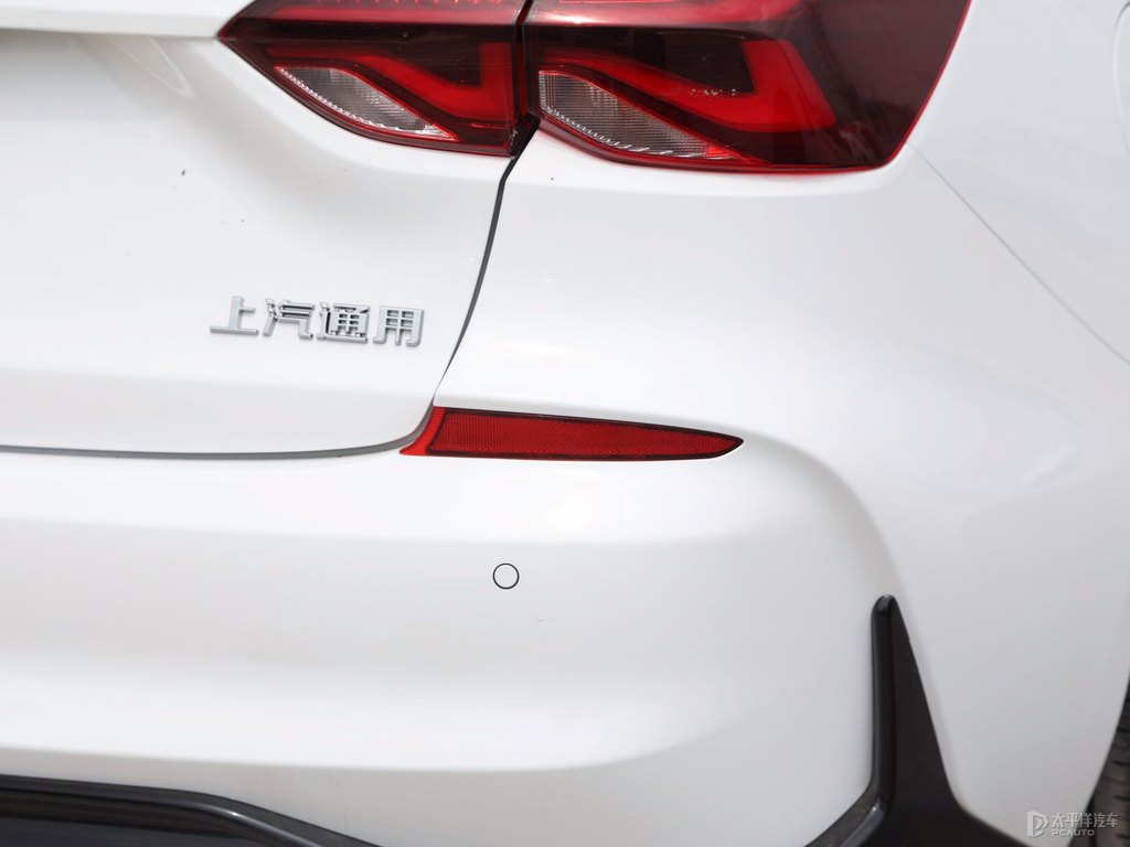 閃耀白科魯澤車尾外觀圖片
