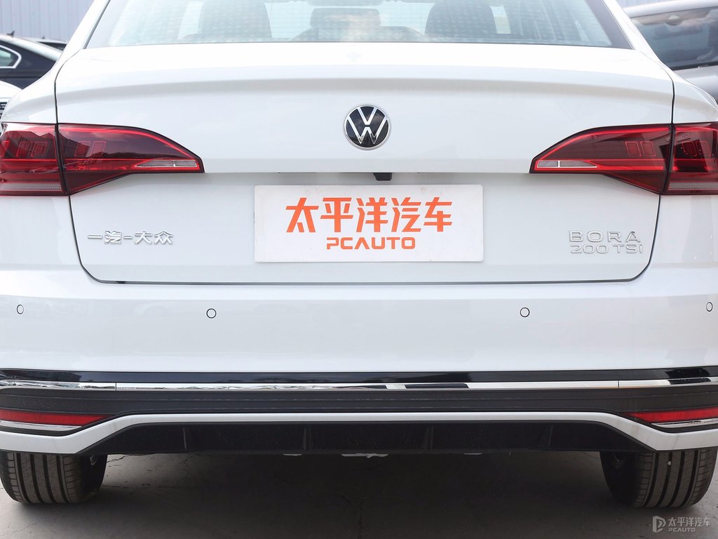 極地白寶來車尾外觀圖片