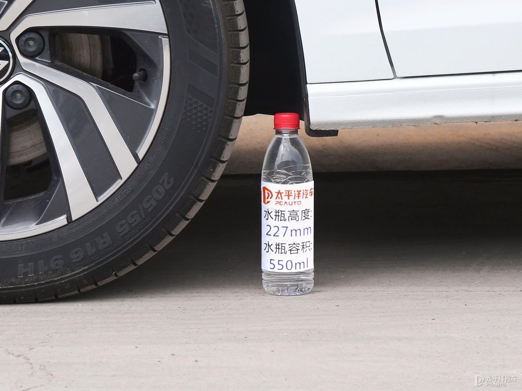 極地白寶來車身外觀圖片