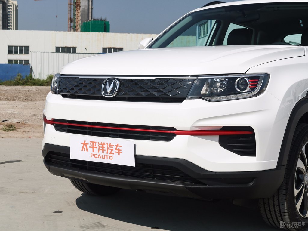 閃光冰晶白長安CS35PLUS車頭外觀圖片