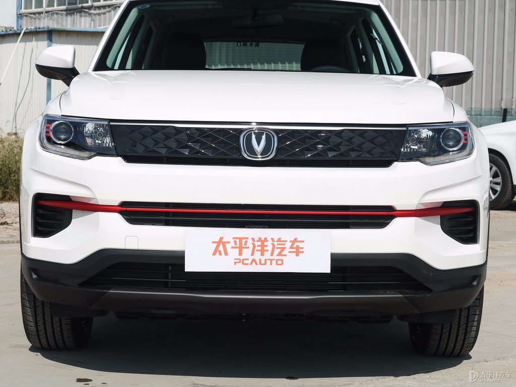 閃光冰晶白長(zhǎng)安CS35PLUS車頭外觀圖片