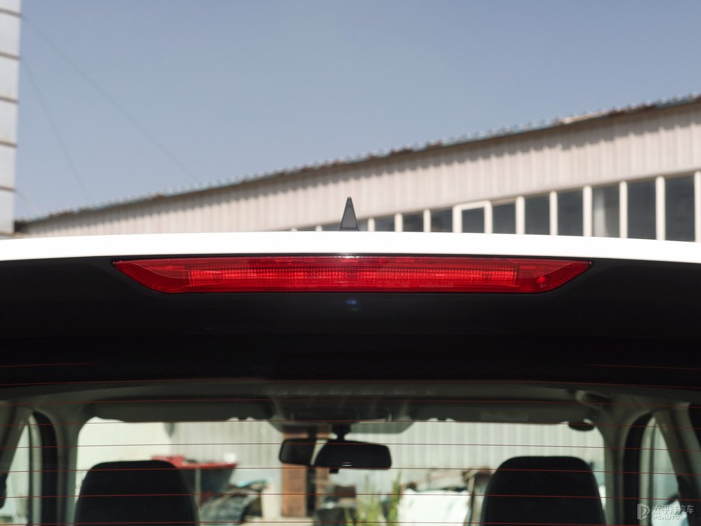 閃光冰晶白長(zhǎng)安CS35PLUS車尾外觀圖片