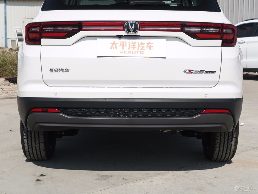 閃光冰晶白長(zhǎng)安CS35PLUS車尾外觀圖片