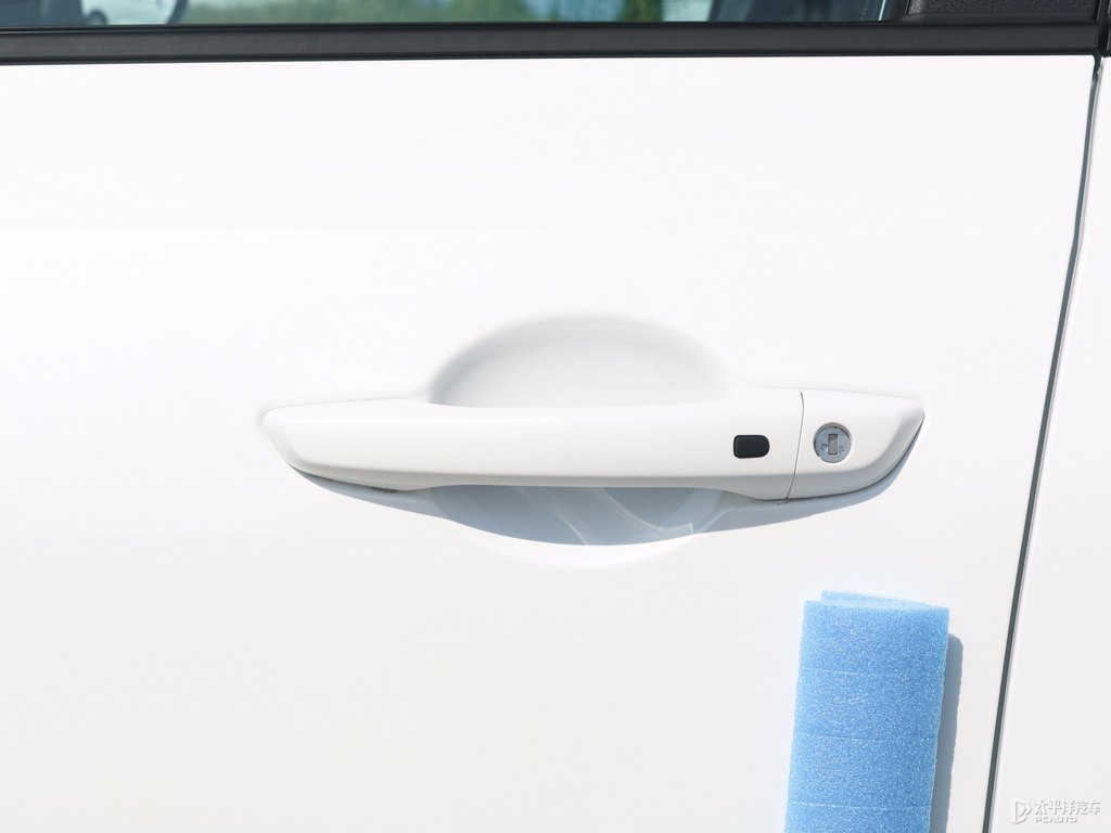 閃光冰晶白長安CS35PLUS車身外觀圖片