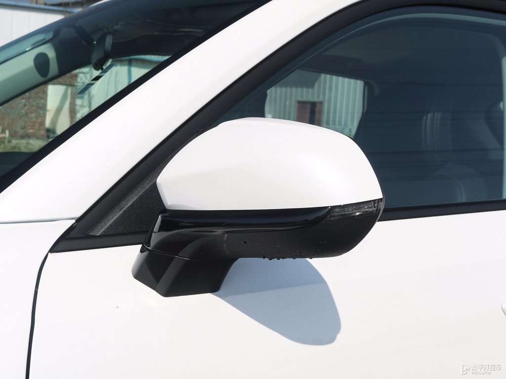閃光冰晶白長(zhǎng)安CS35PLUS車身外觀圖片