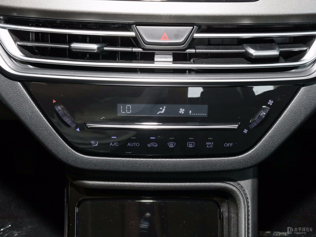 閃光冰晶白長安CS35PLUS中控內(nèi)飾圖片