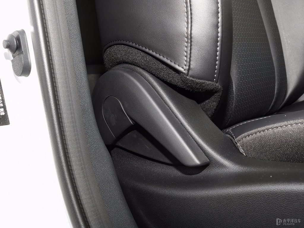 閃光冰晶白長(zhǎng)安CS35PLUS座椅內(nèi)飾圖片