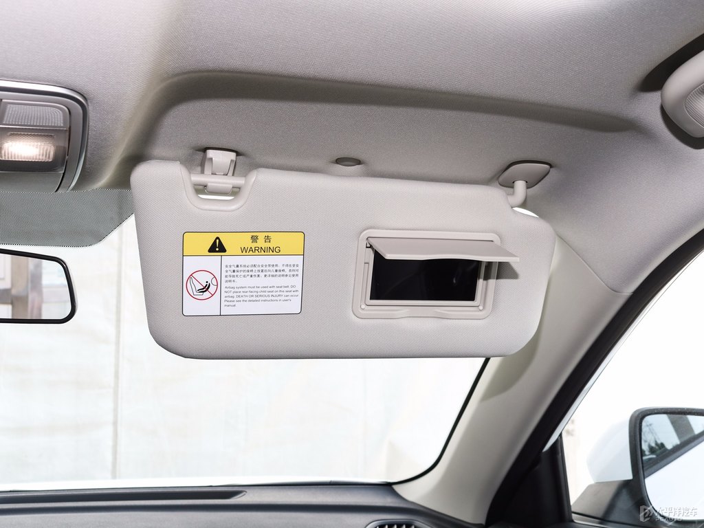 閃光冰晶白長(zhǎng)安CS35PLUS車(chē)廂內(nèi)飾圖片
