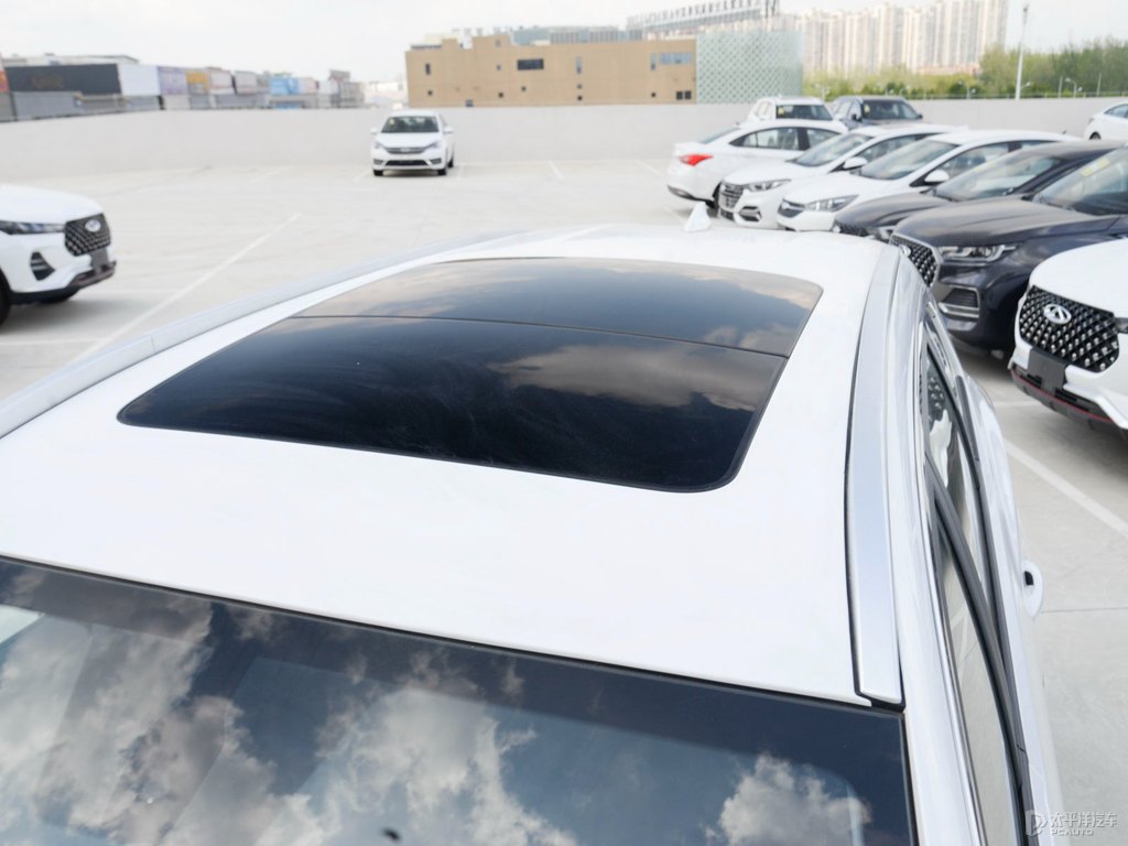 珍珠白瑞虎8車身外觀圖片