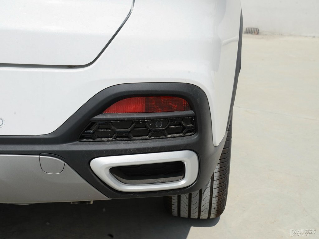 珍珠白瑞虎8車尾外觀圖片