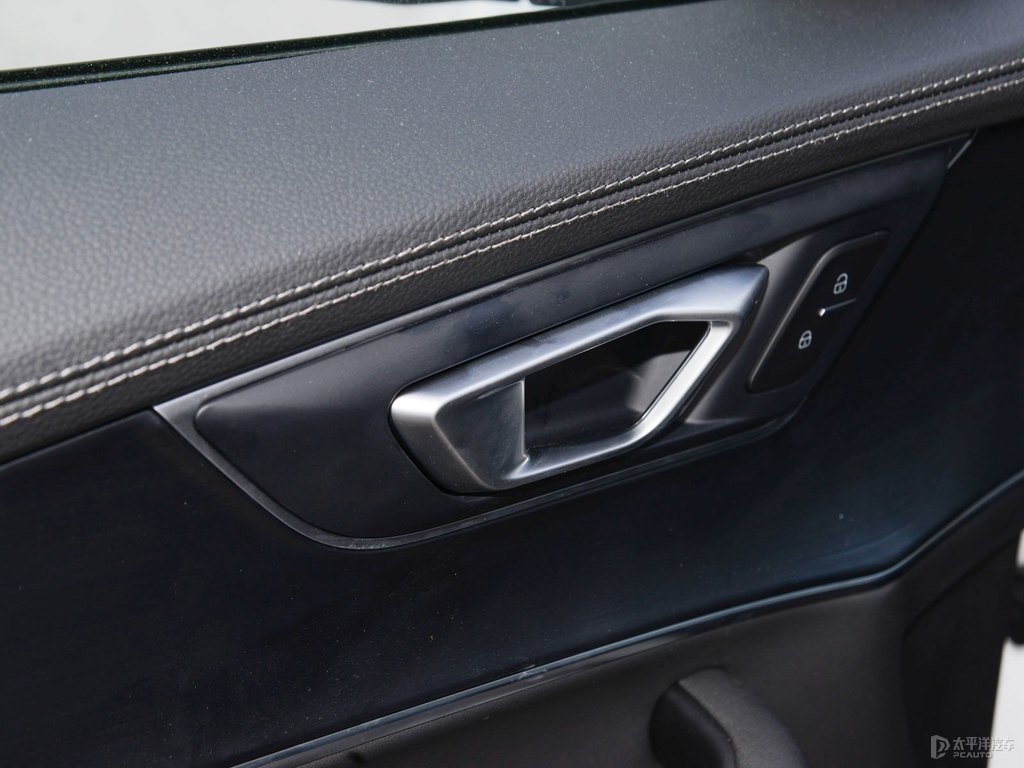 珍珠白瑞虎8車廂內飾圖片