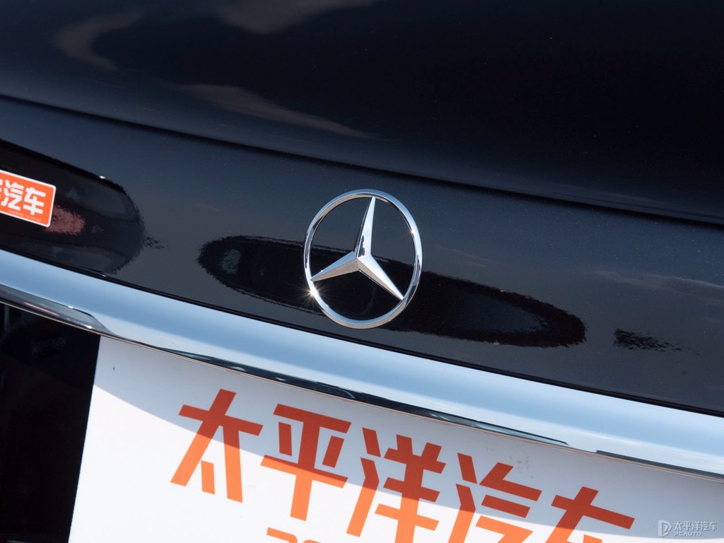 曜巖黑奔馳E級(jí)車尾外觀圖片