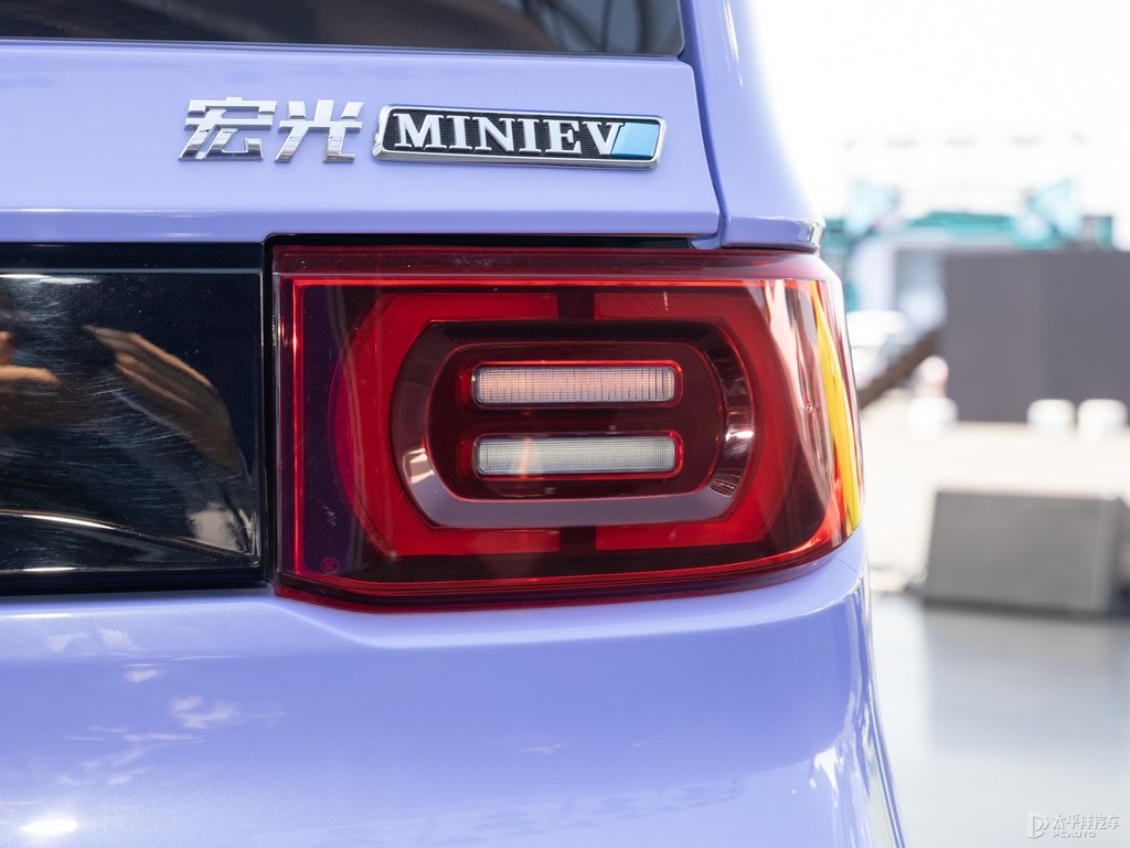 黑色+薰衣草紫宏光MINIEV車尾外觀圖片