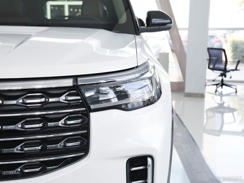 格陵蘭白探險(xiǎn)者車頭外觀圖片