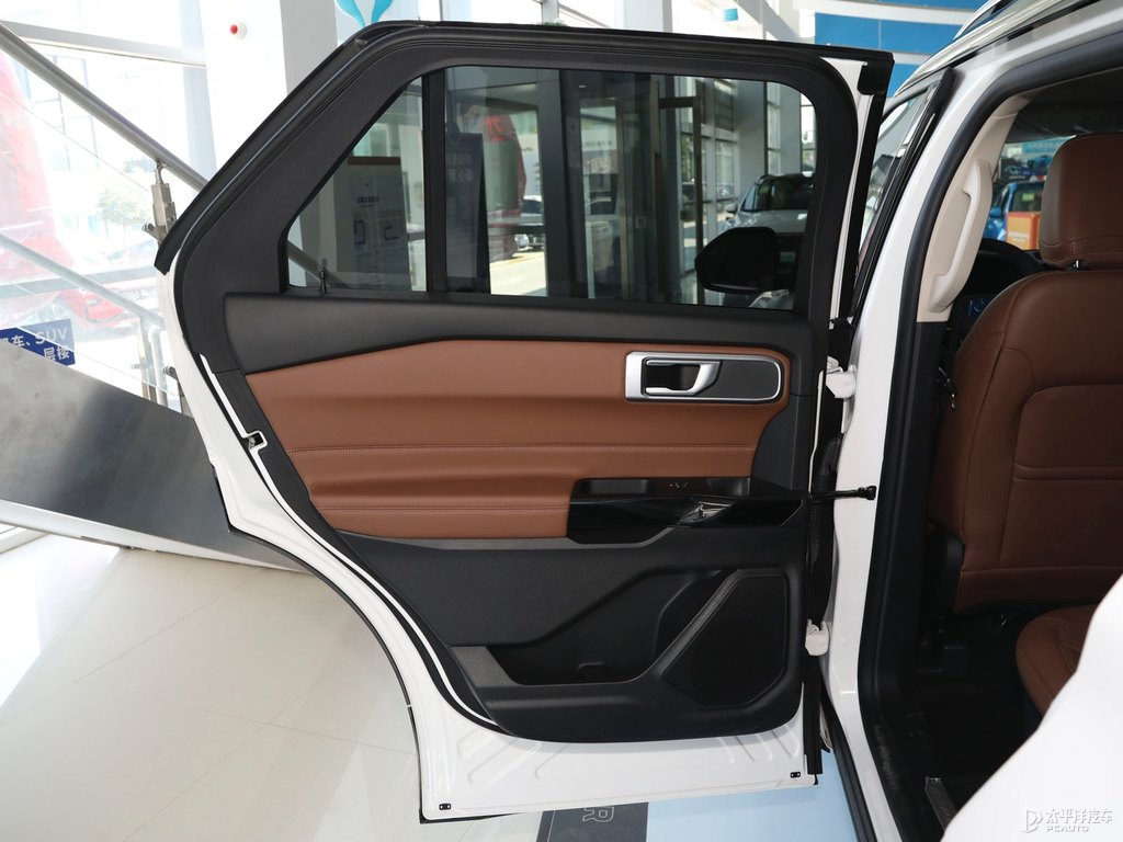 格陵蘭白探險(xiǎn)者車廂內(nèi)飾圖片