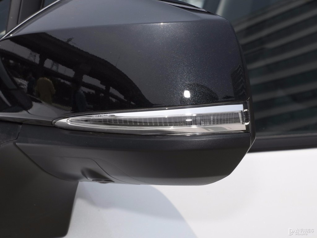 鉑金白RAV4榮放車身外觀圖片