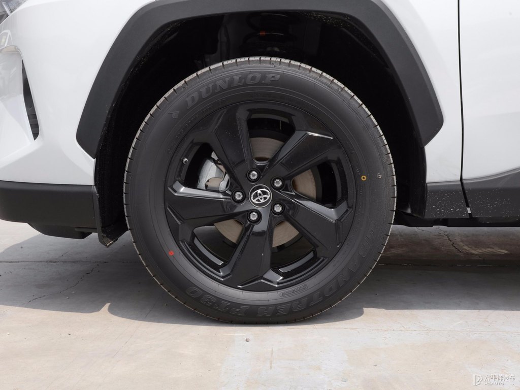 鉑金白RAV4榮放車身外觀圖片