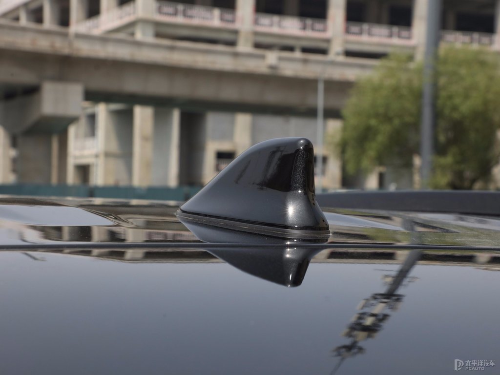 鉑金白R(shí)AV4榮放車(chē)身外觀(guān)圖片