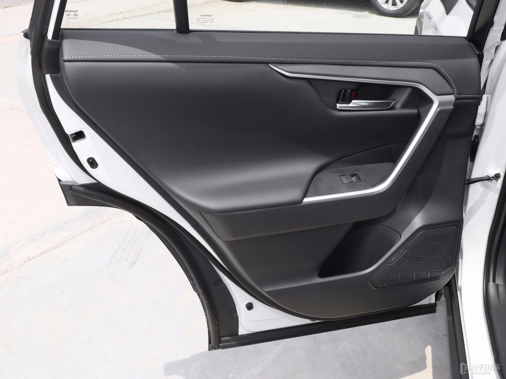 鉑金白RAV4榮放車廂內(nèi)飾圖片
