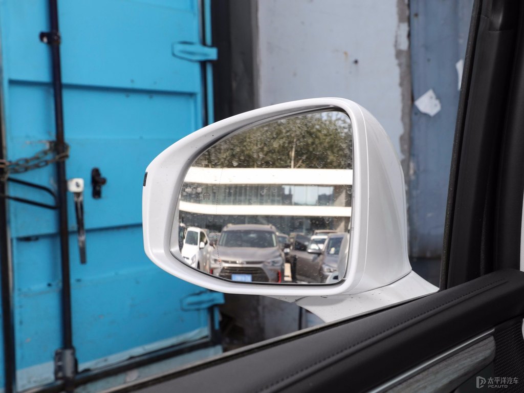 珍珠白別克GL8車身外觀圖片