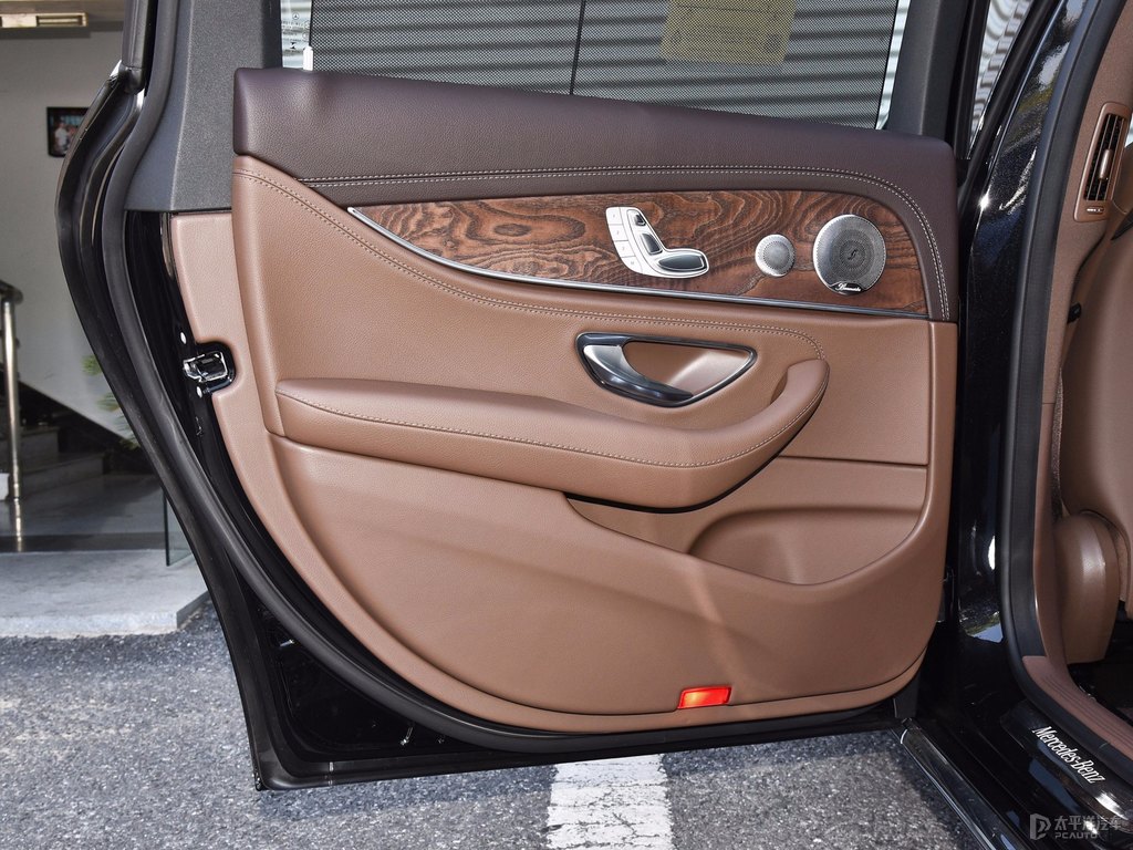 曜巖黑奔馳E級(jí)車(chē)廂內(nèi)飾圖片