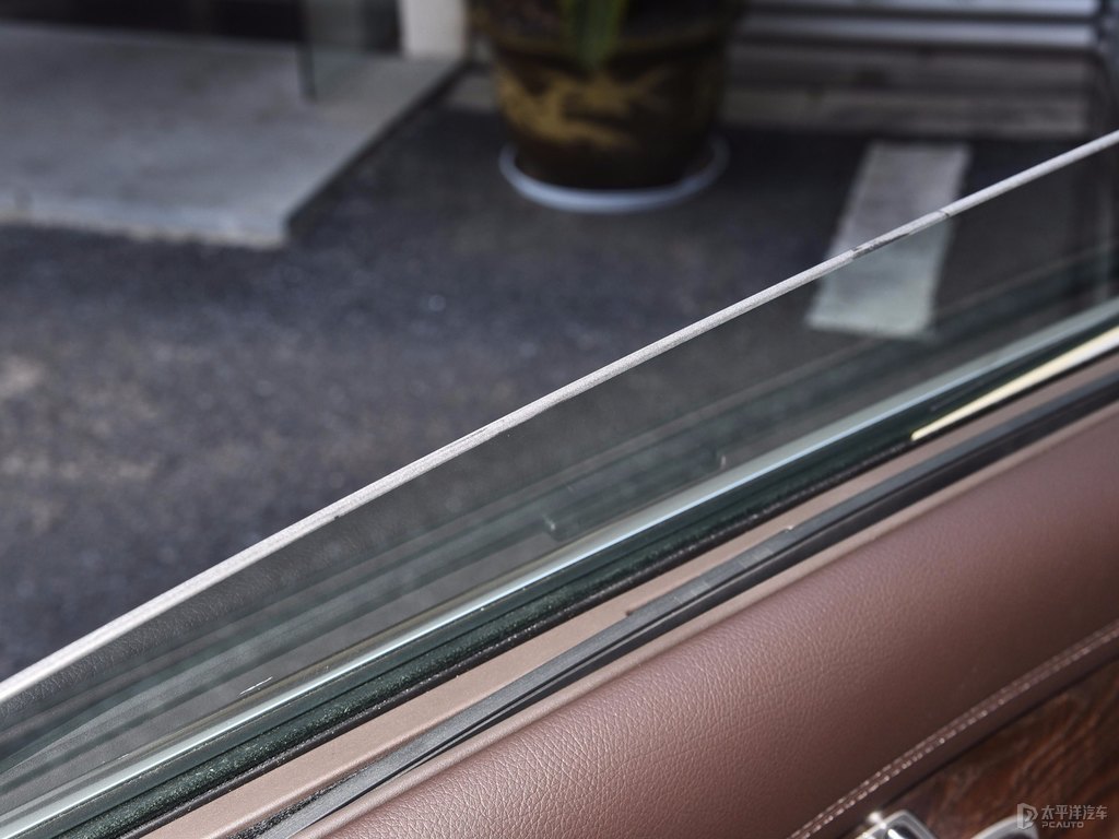 曜巖黑奔馳E級(jí)車廂內(nèi)飾圖片