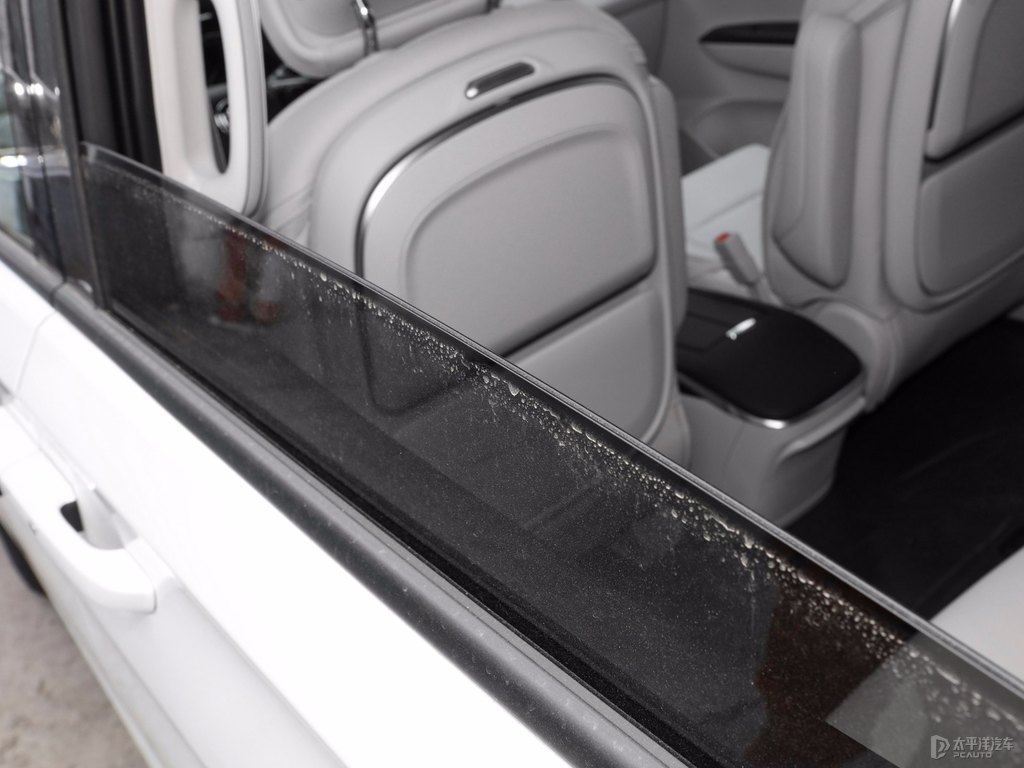 珍珠白別克GL8車廂內(nèi)飾圖片