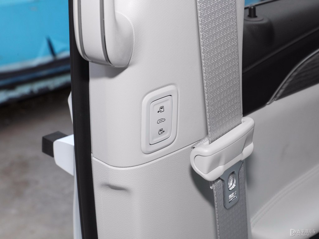 珍珠白別克GL8車廂內(nèi)飾圖片