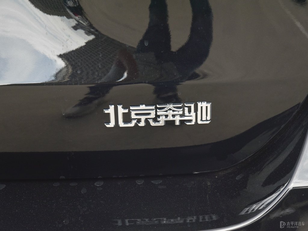 宇宙黑奔馳GLB車尾外觀圖片