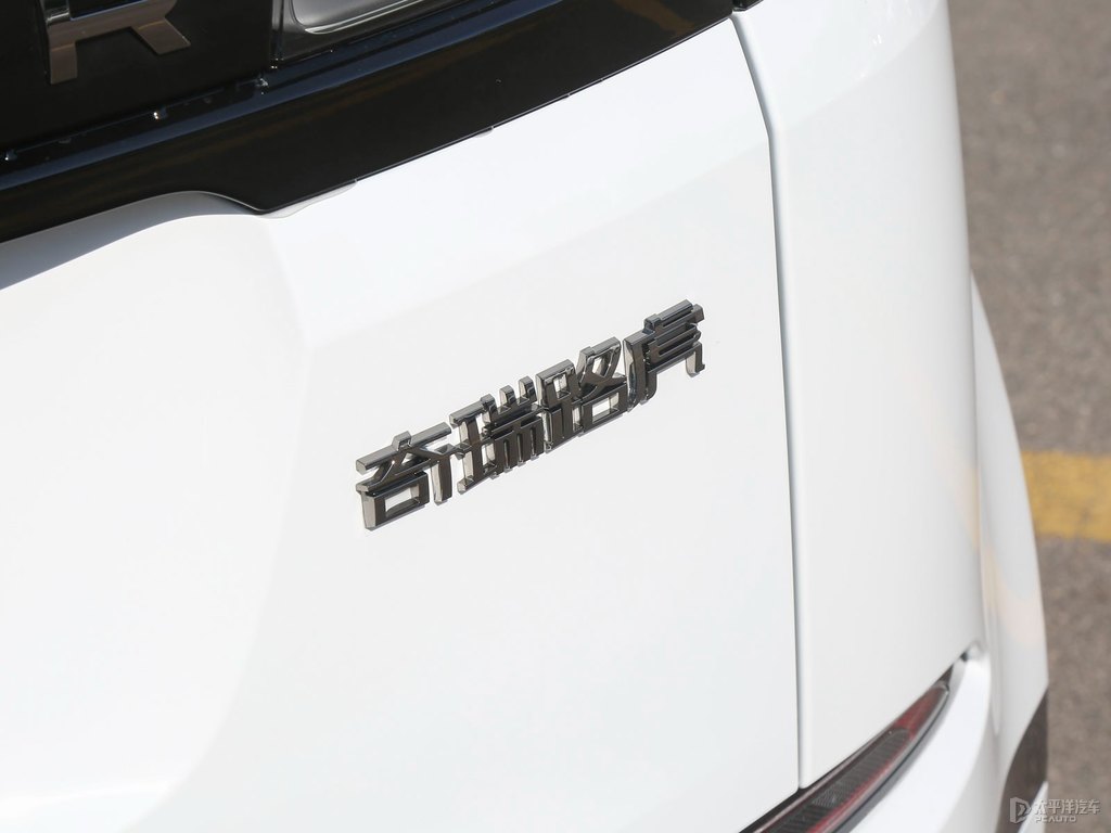 富士白攬勝極光車尾外觀圖片