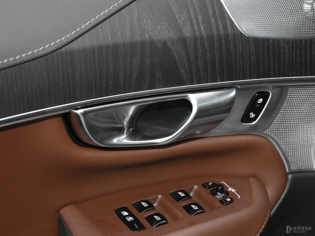 瑪瑙黑沃爾沃XC90新能源車廂內(nèi)飾圖片