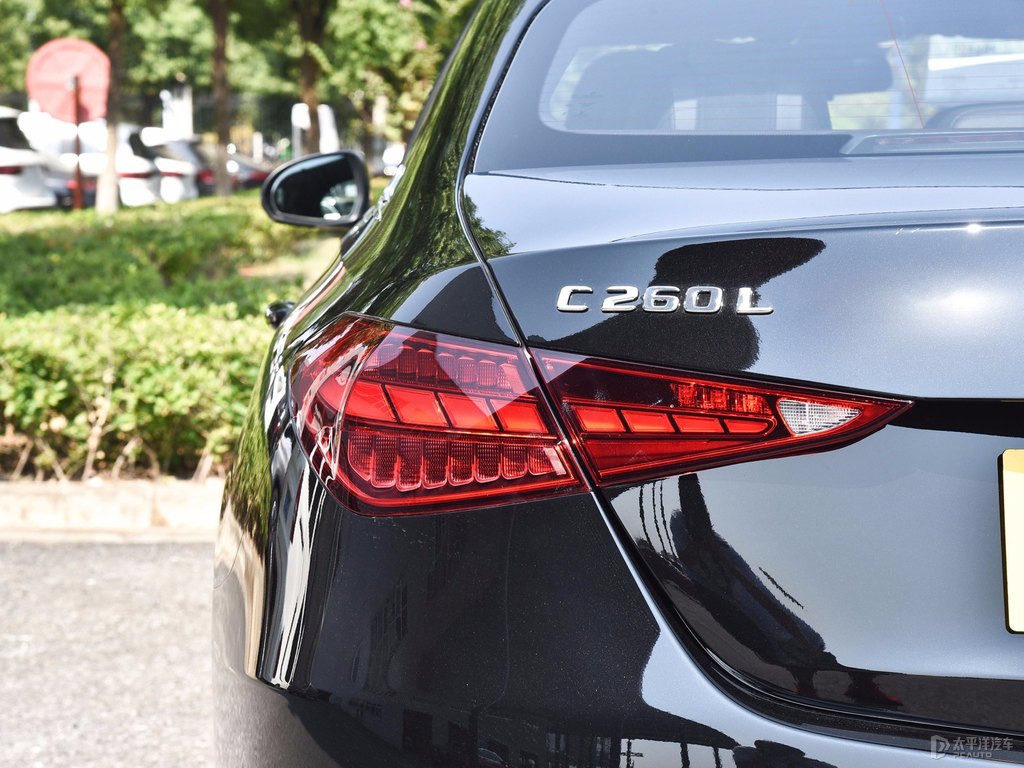 曜巖黑奔馳C級車尾外觀圖片