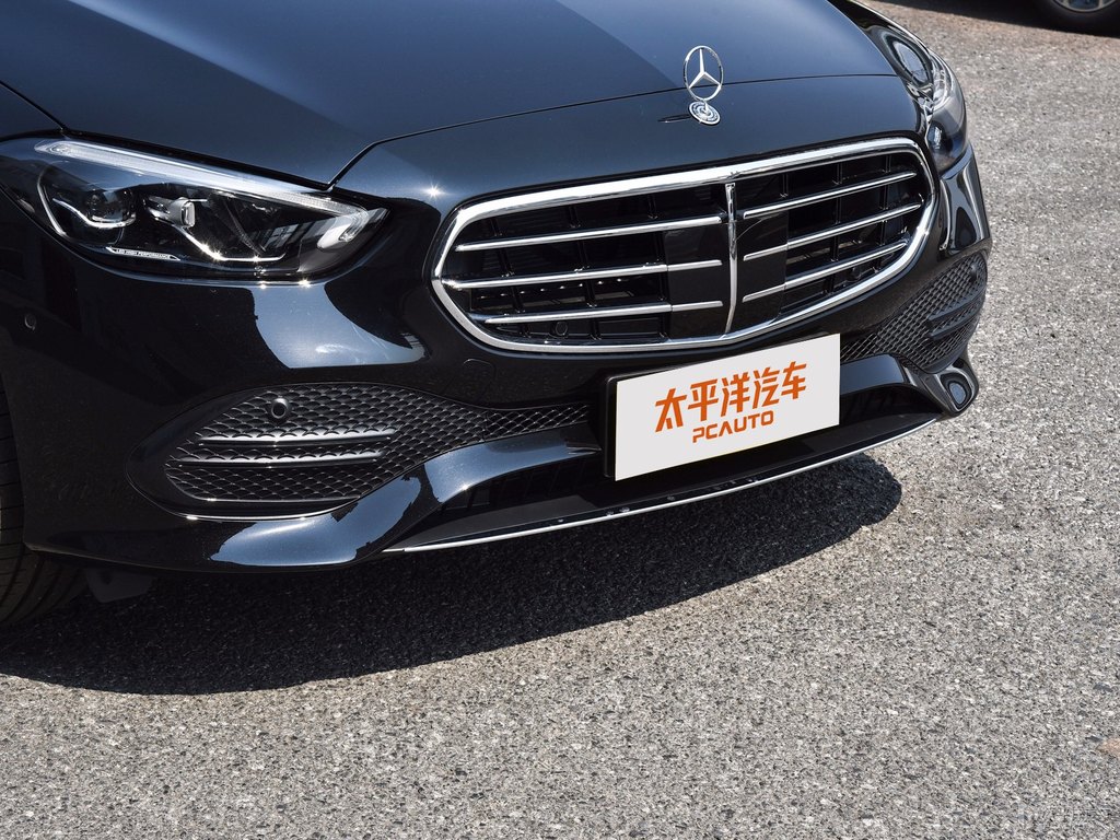 曜巖黑奔馳C級(jí)車頭外觀圖片