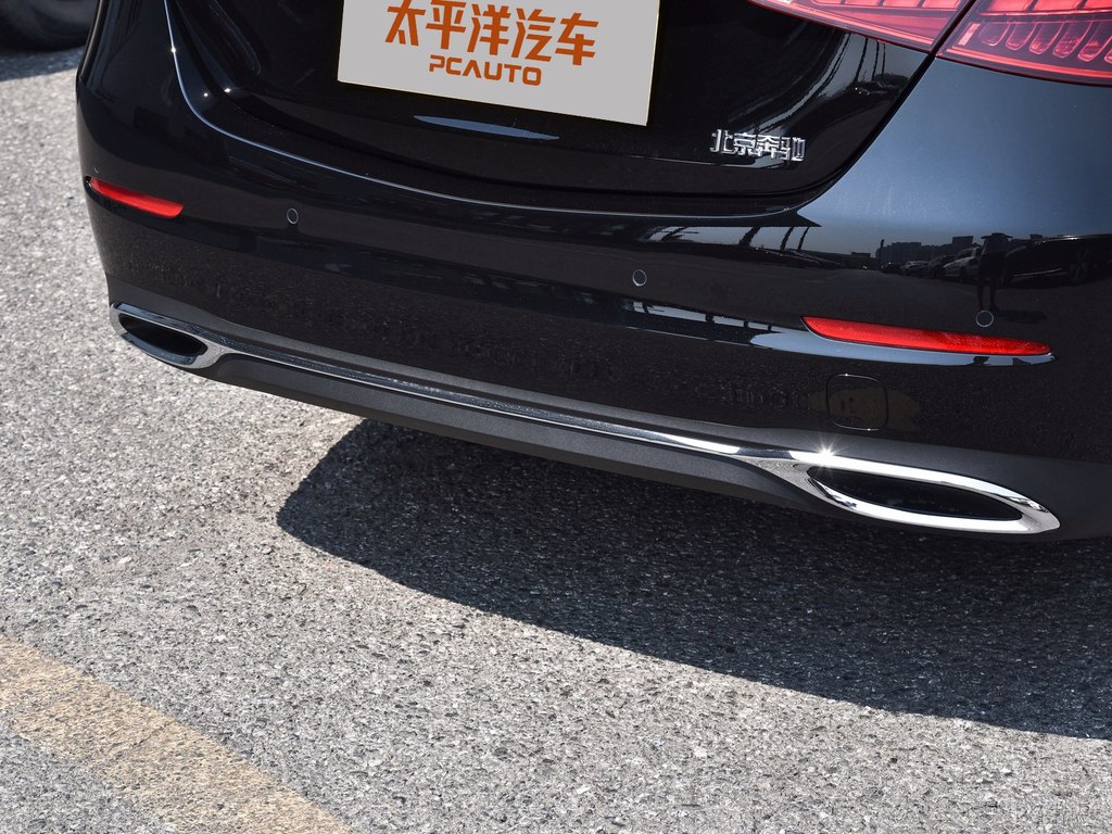 曜巖黑奔馳C級車尾外觀圖片