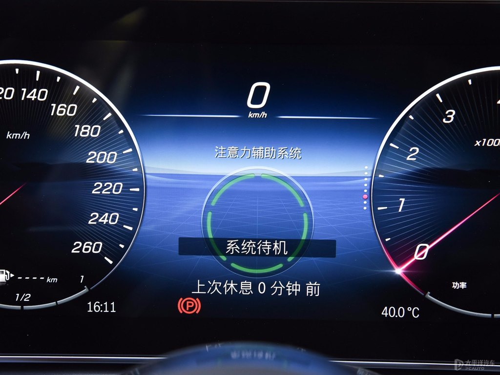 曜巖黑奔馳C級中控內(nèi)飾圖片