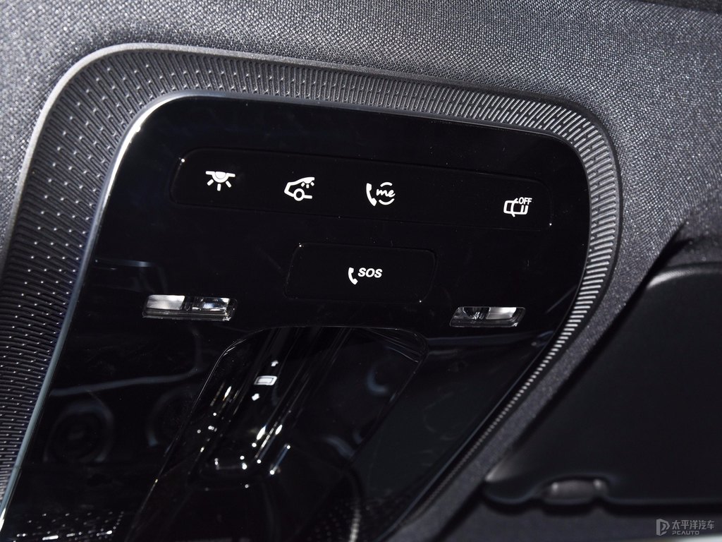 曜巖黑奔馳C級(jí)車廂內(nèi)飾圖片