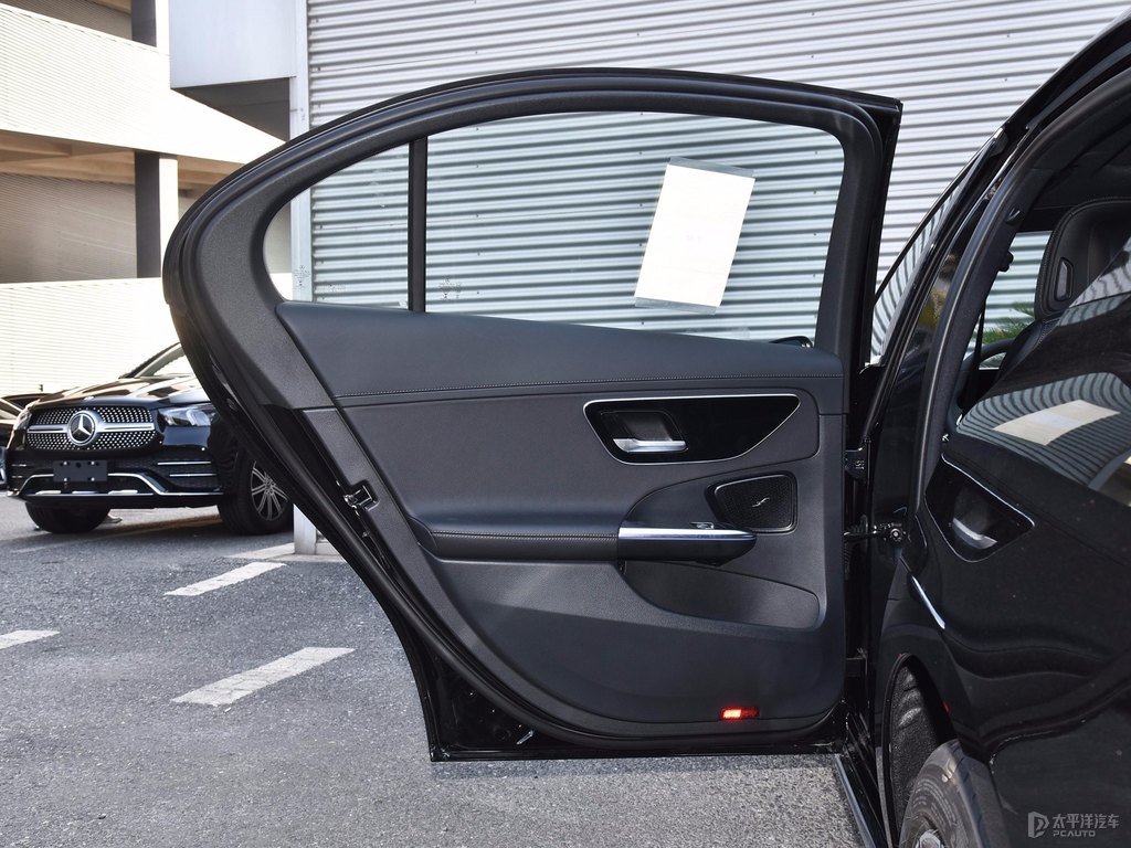 曜巖黑奔馳C級車廂內飾圖片