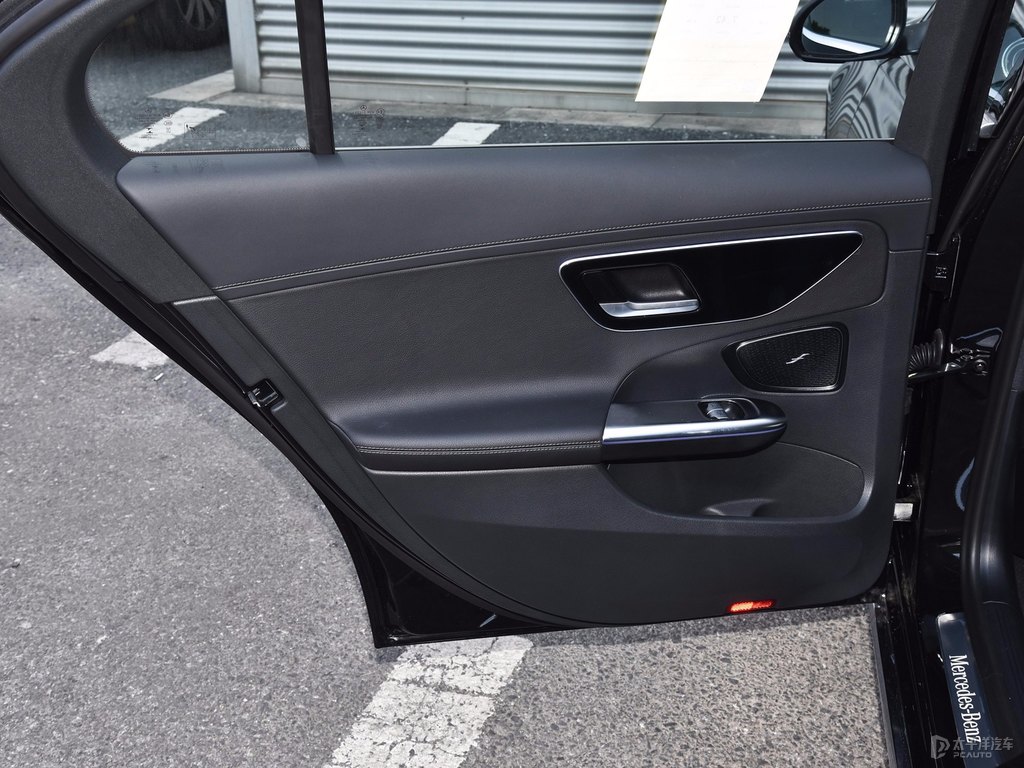 曜巖黑奔馳C級(jí)車廂內(nèi)飾圖片