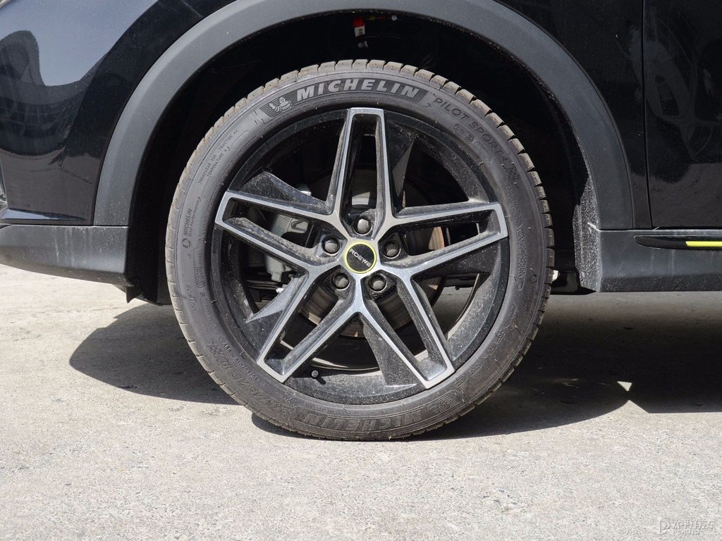 玄武黑榮威RX5車身外觀圖片